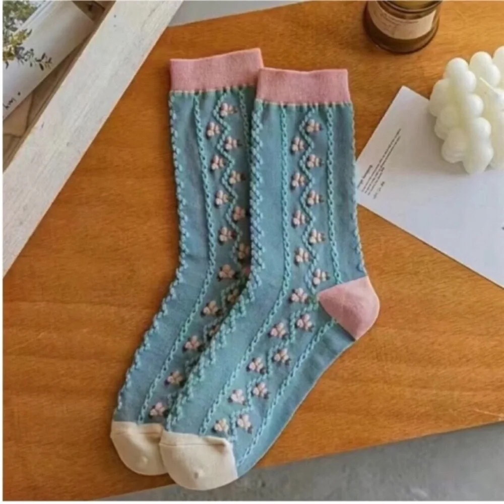 NWT Women Socks & Hosiery 4 Pairs Floral Tulips Embroidered Mid Tube Sock Cozy